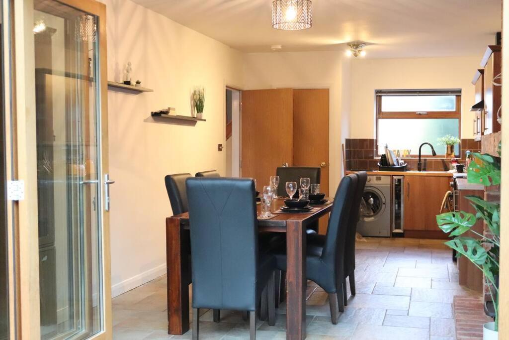 Cosy 3 Bedroom 2 Bathroom House With Parking Sheldon  Extérieur photo